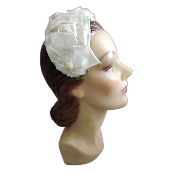 50s 60s Vintage Romantic White Silk Floral Half Hat, Bridal Headpiece - Picture 2 of 5